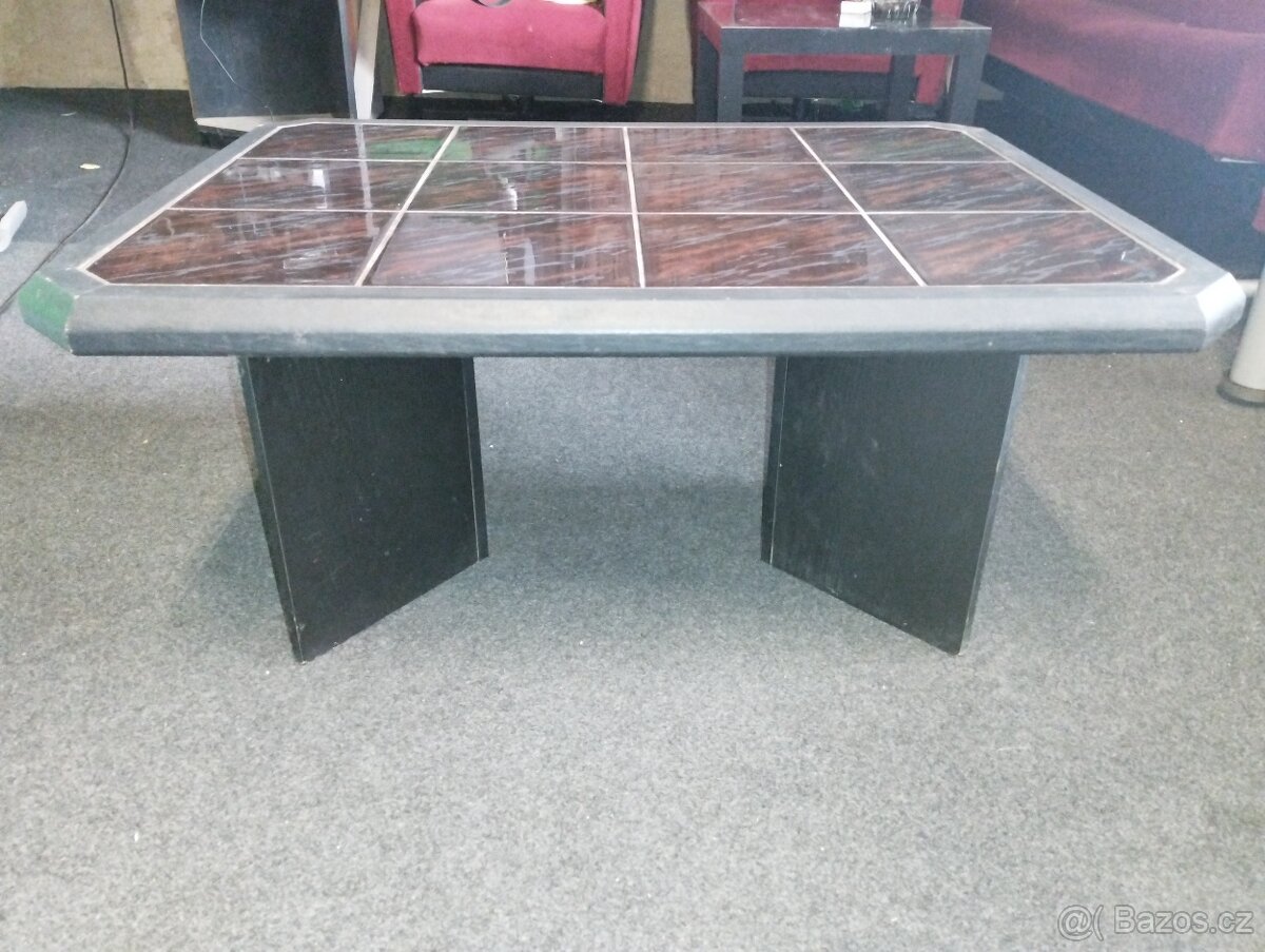 Starší konferenční stolek