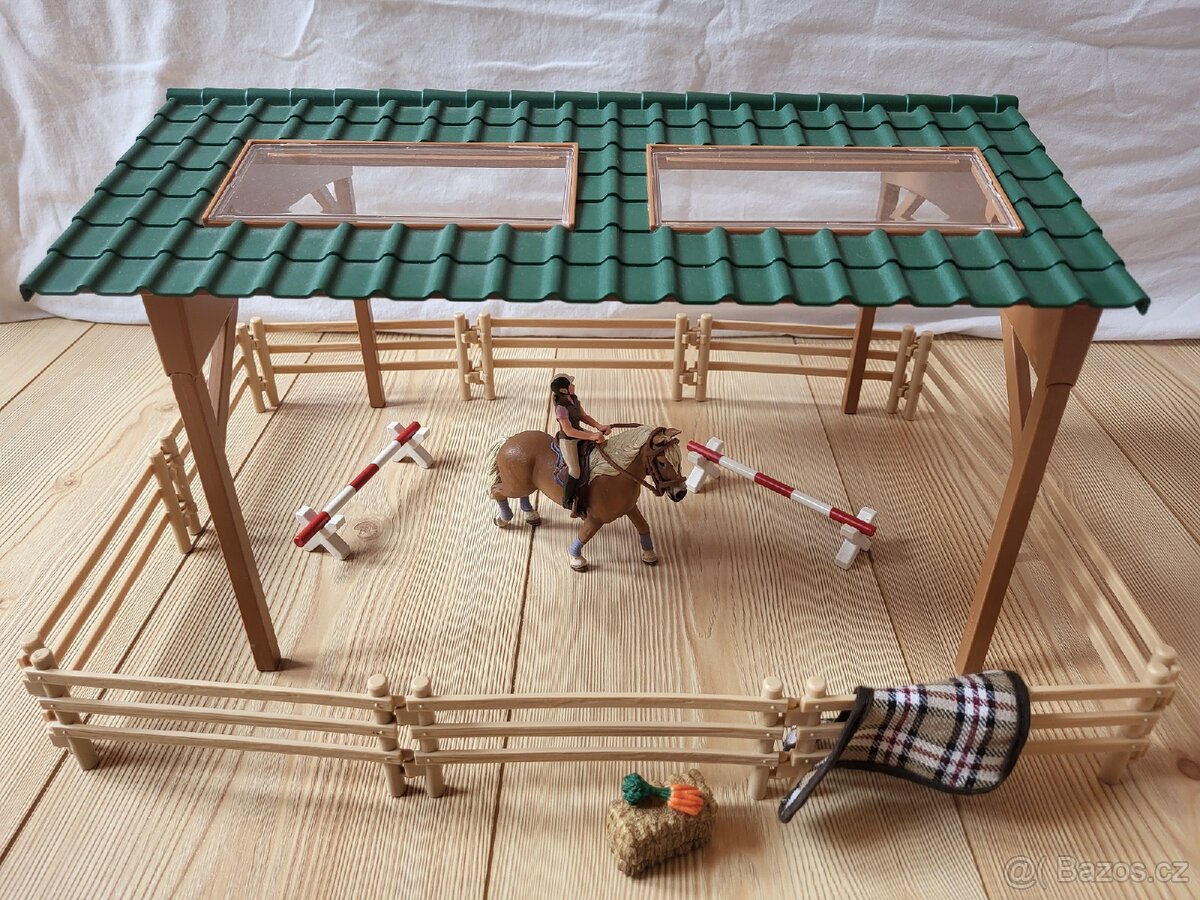 SCHLEICH 42189 jezdecký areál s koněm, jezdkyní a doplňky
