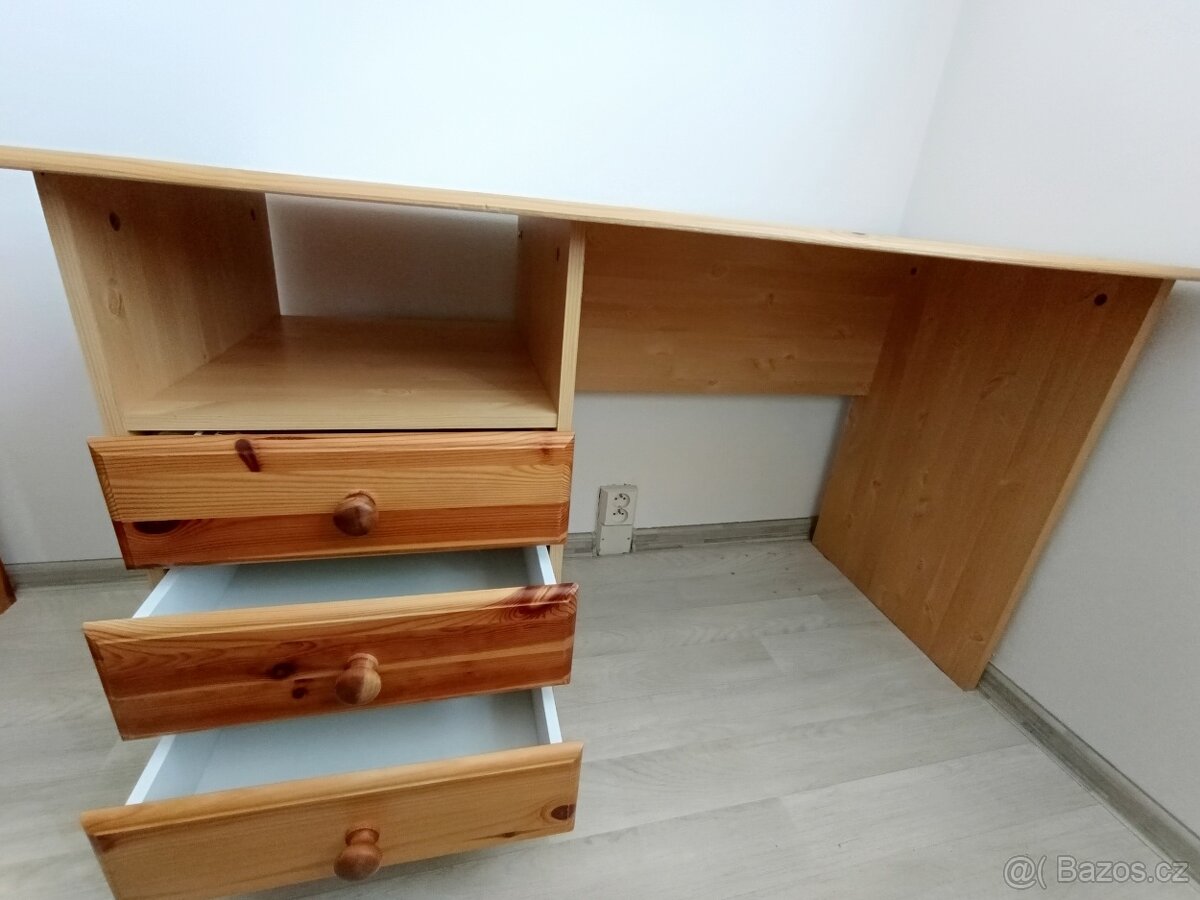 Stůl a postele