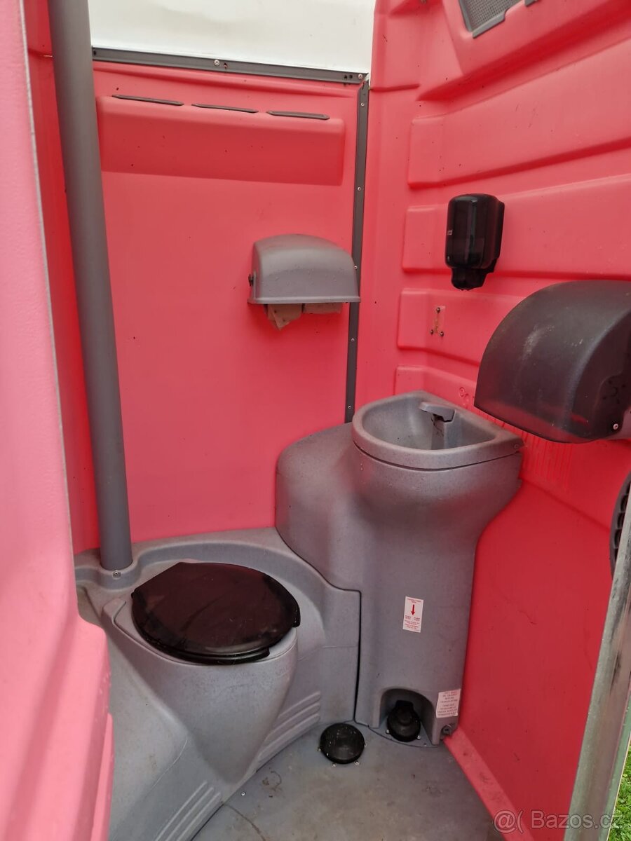 Mobilní wc s umyvadlem a vodou