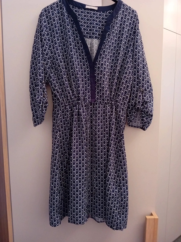 šaty modro-bílé s 3/4 rukávem