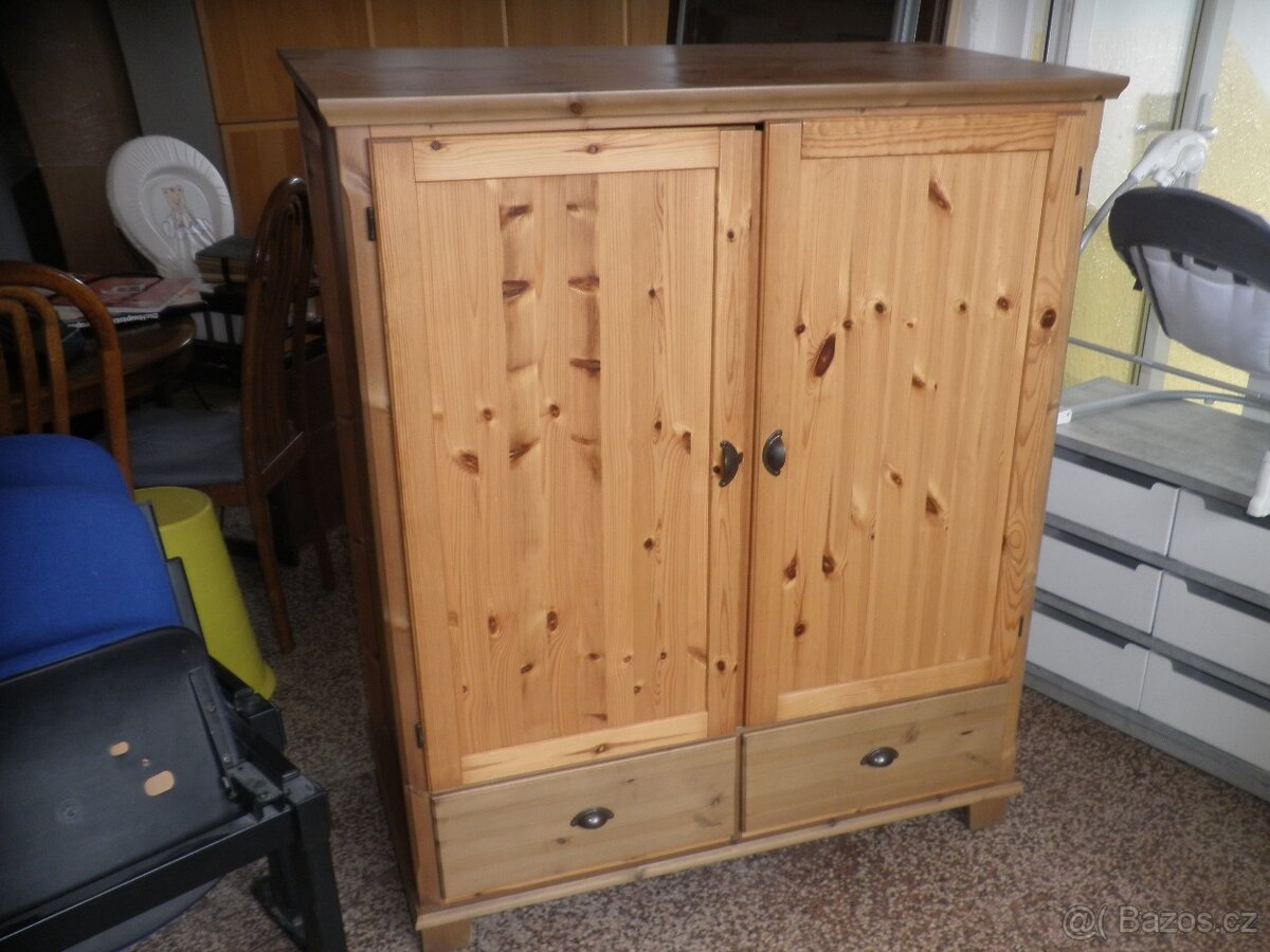 Dřevěná skříň nebo tv komoda