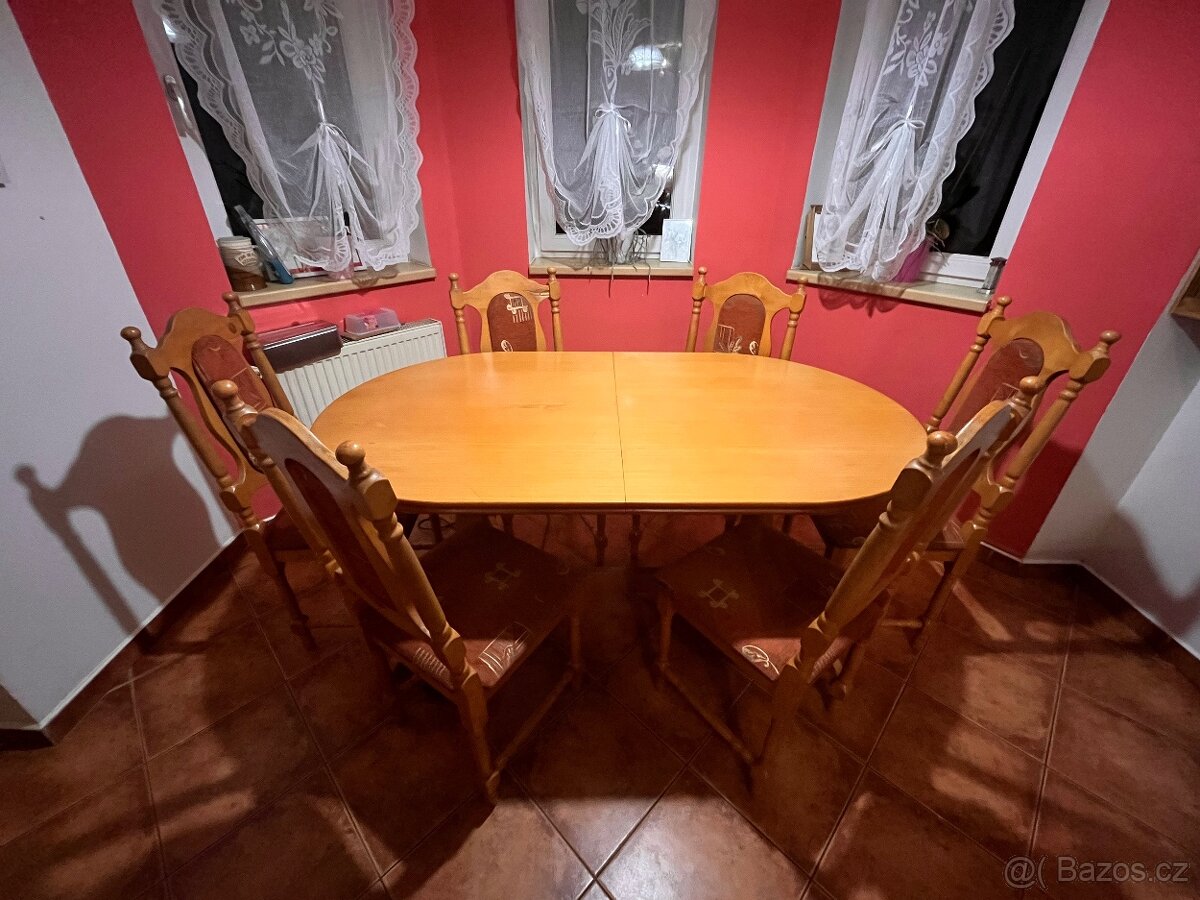 Jídelní stůl