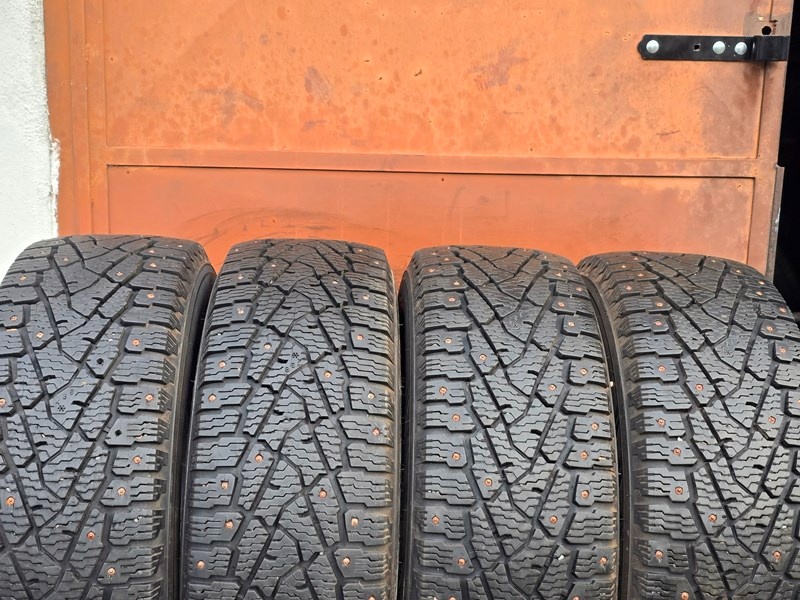 Zimní Nokian 225/70/15C