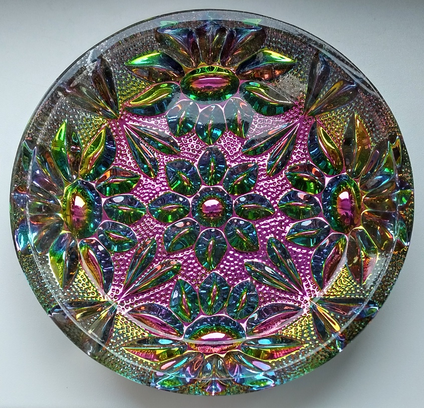 Duhově zbarvená miska z irizovaného skla