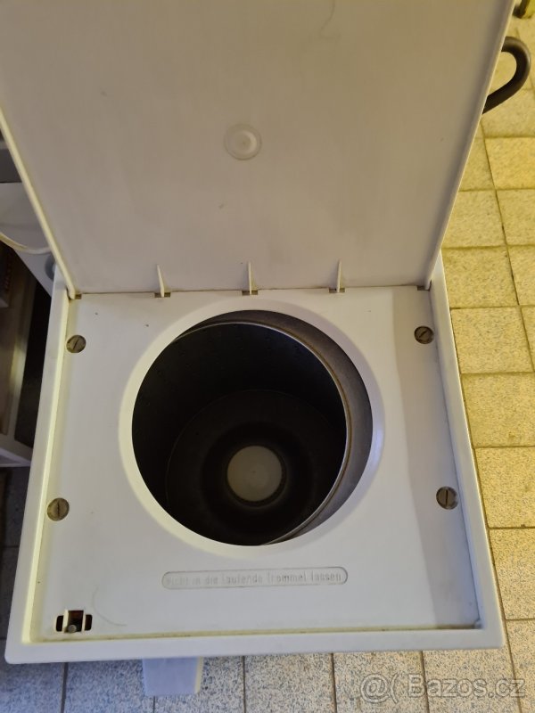 Pračka na odstřeďování prádla