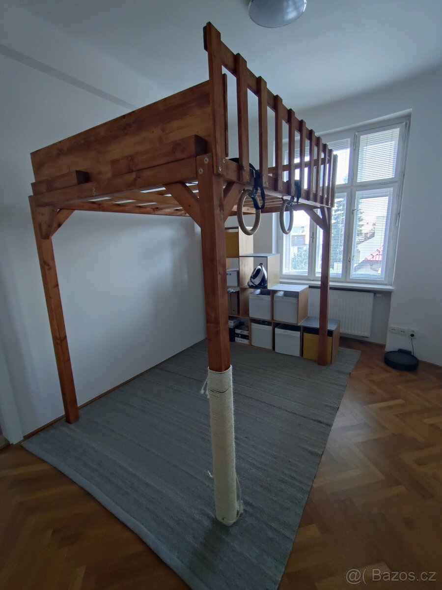 Patrová postel