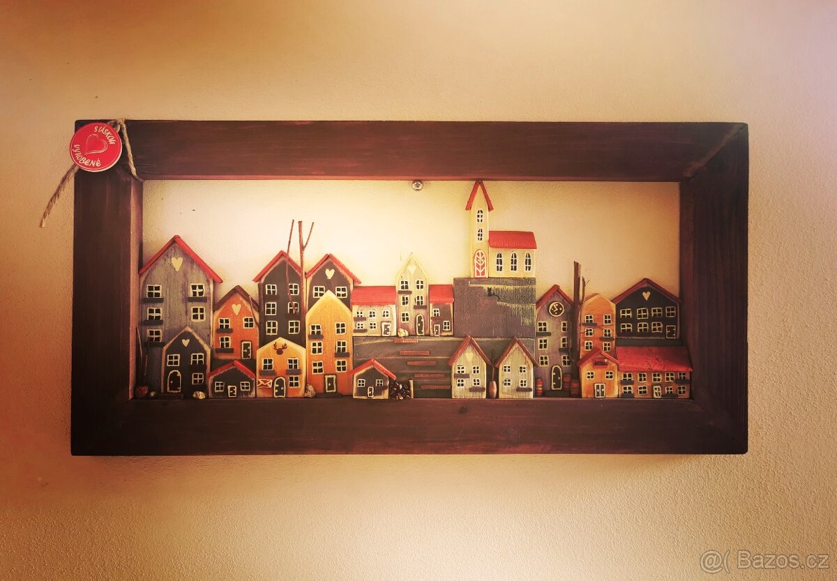 Krásný dřevěný obraz s městečkem z domků