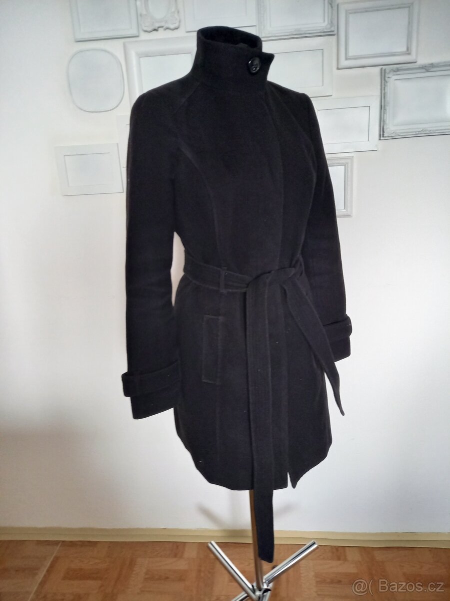 černý zimní kabát