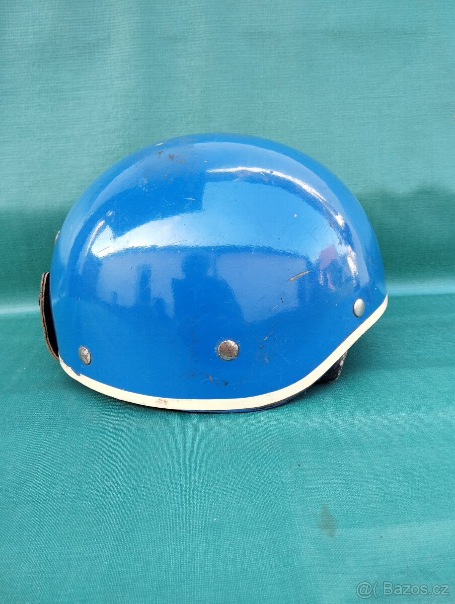 Stará motopřilba
