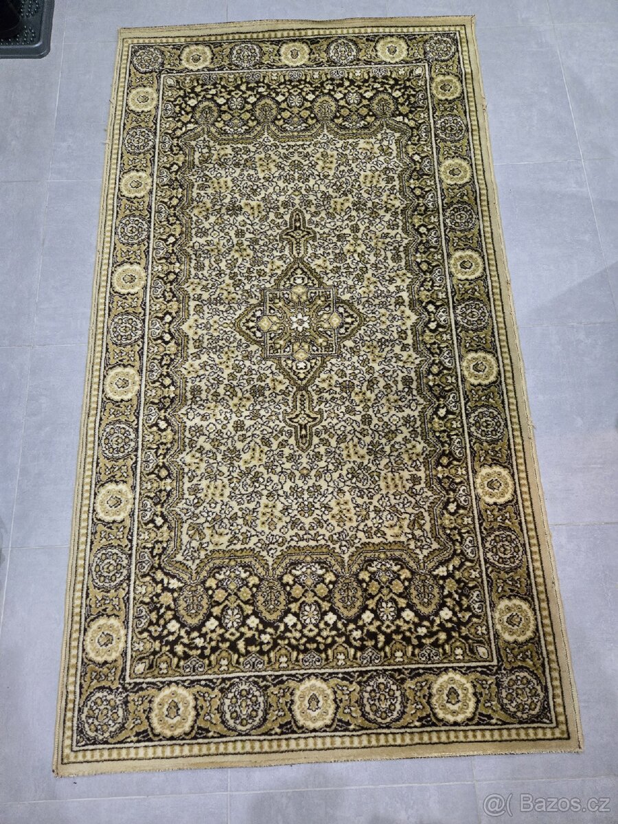 Strojový koberec s íránským vzorem „kashan“

