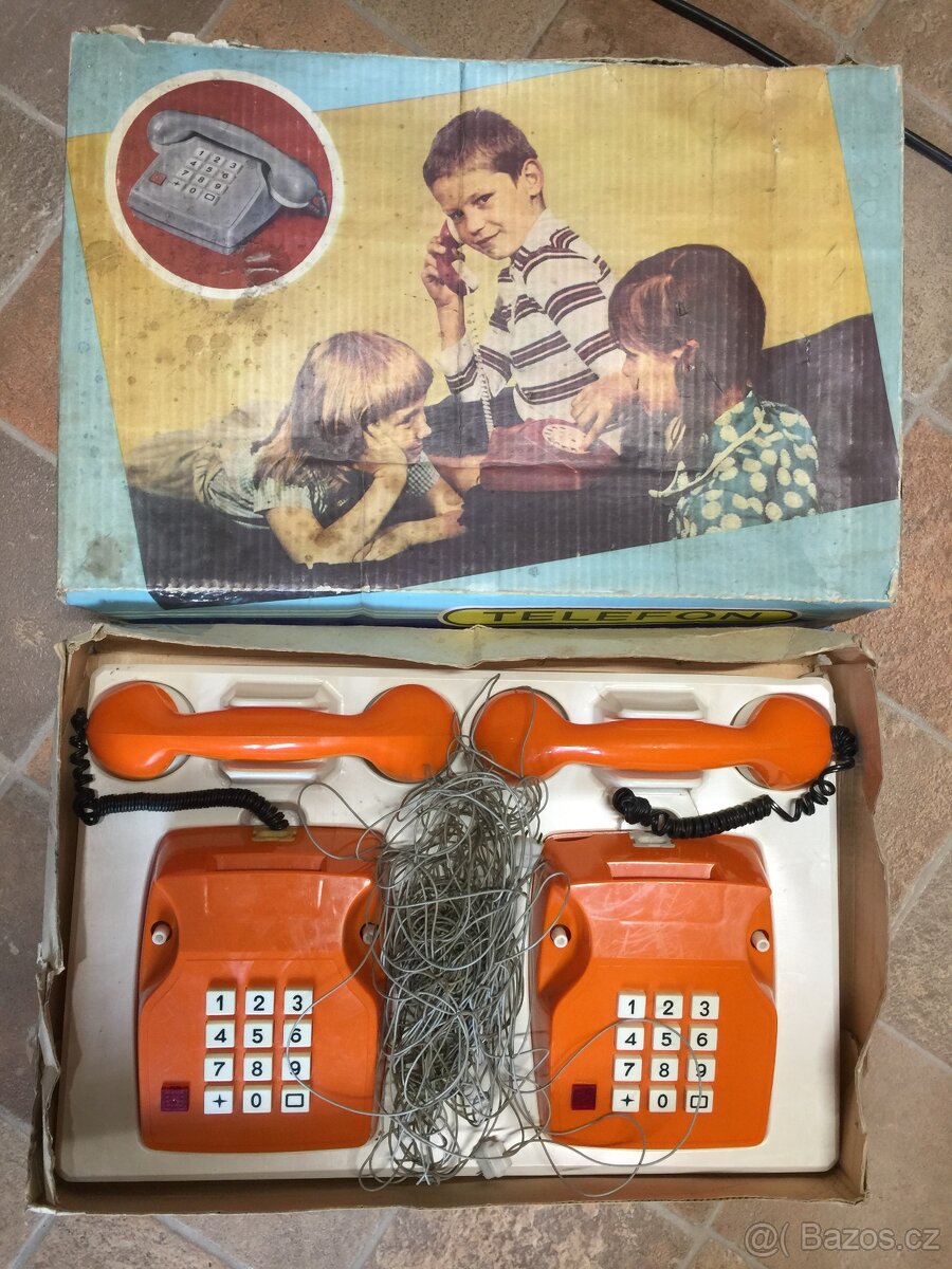 retro hračka, starý domácí telefon