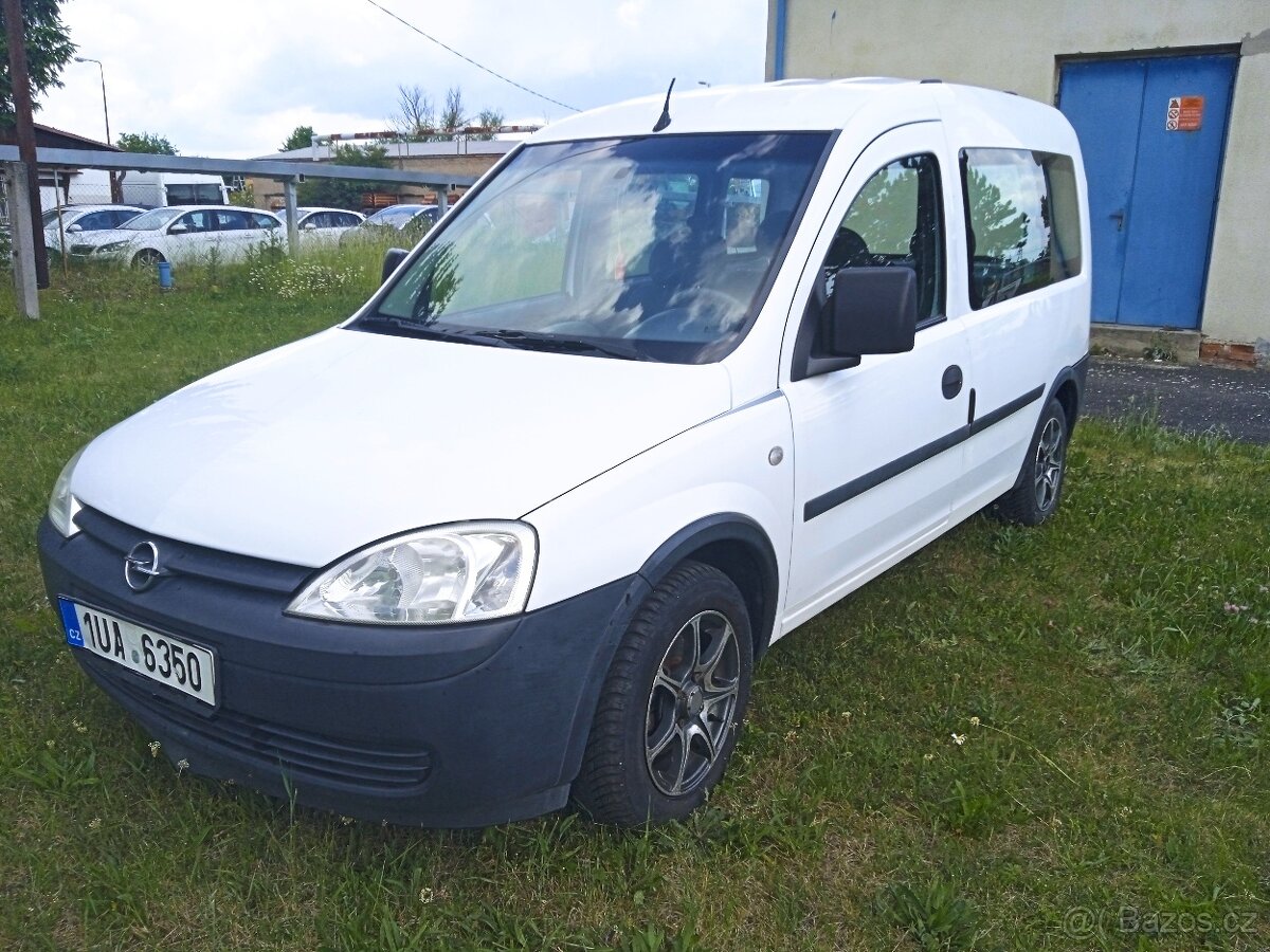 Combo Tour 1.6 Benzin.r.v. 2005.Nová STK- 30.05.2027.