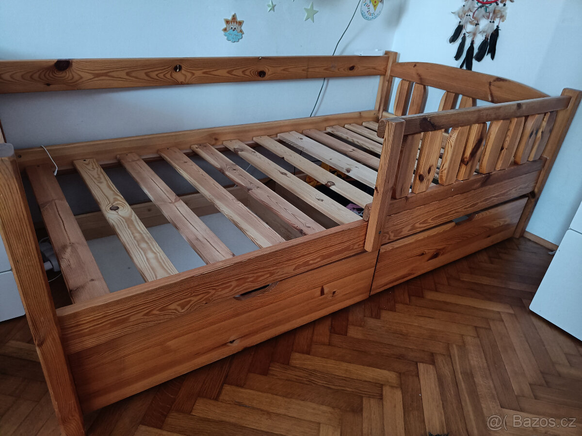 Dětská postel se šuplíky a zábranou z masivu 180x90