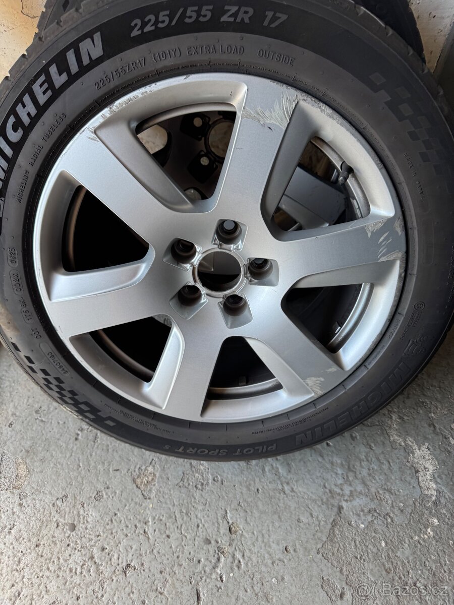 Alu kola plus zánovní pneu R17 5x112