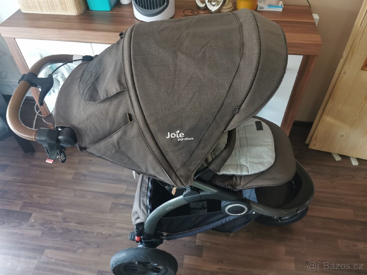 Kočárek joie crosster trojkolka