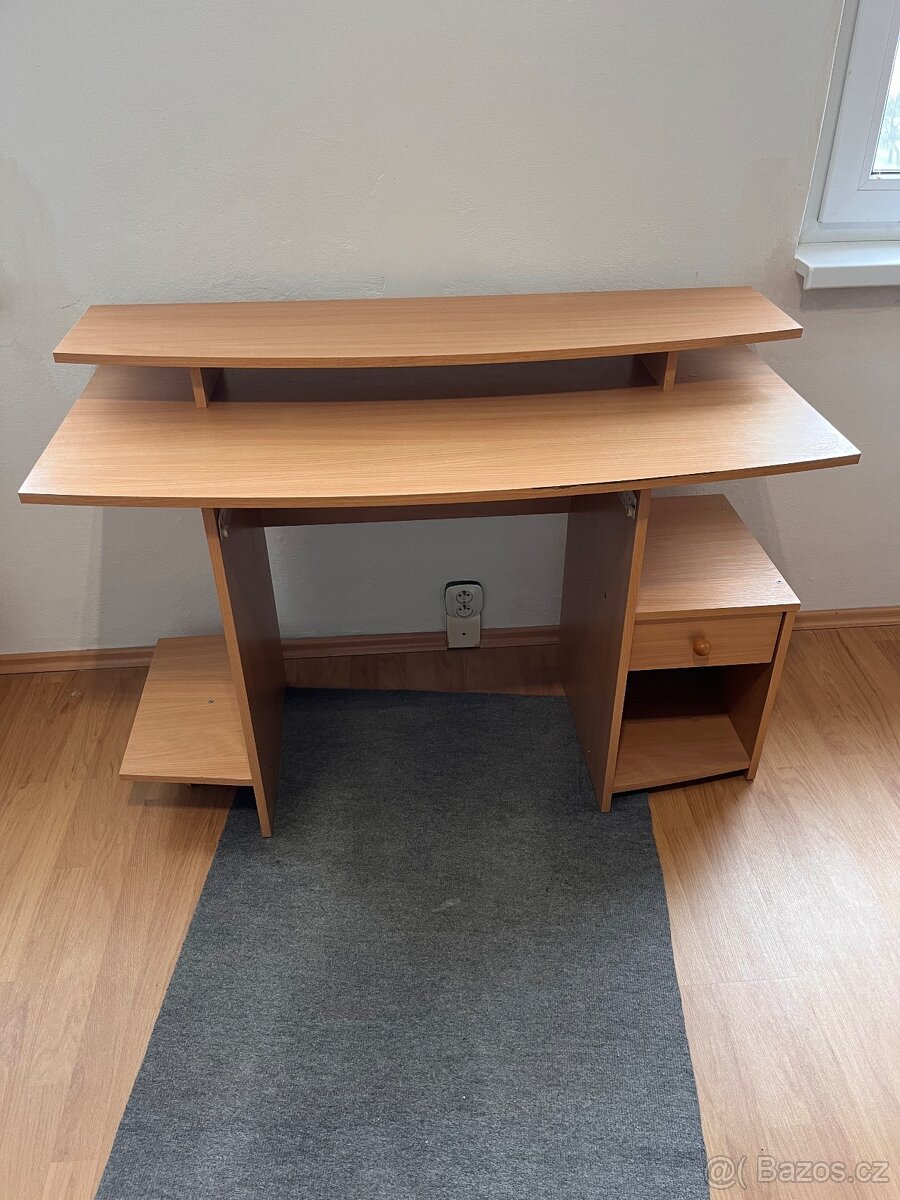 PC stůl s policí