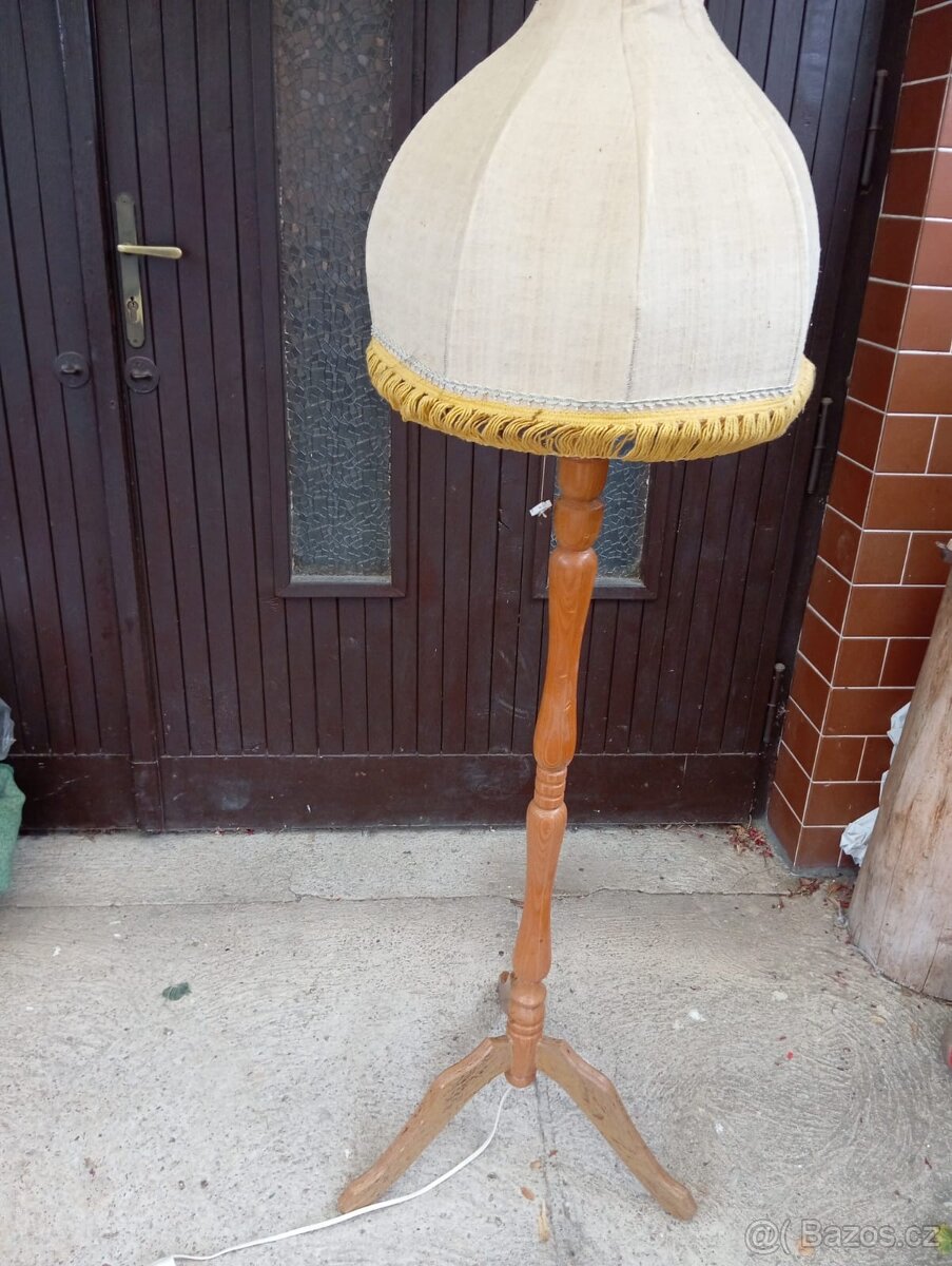 Soustružená stojanová lampa