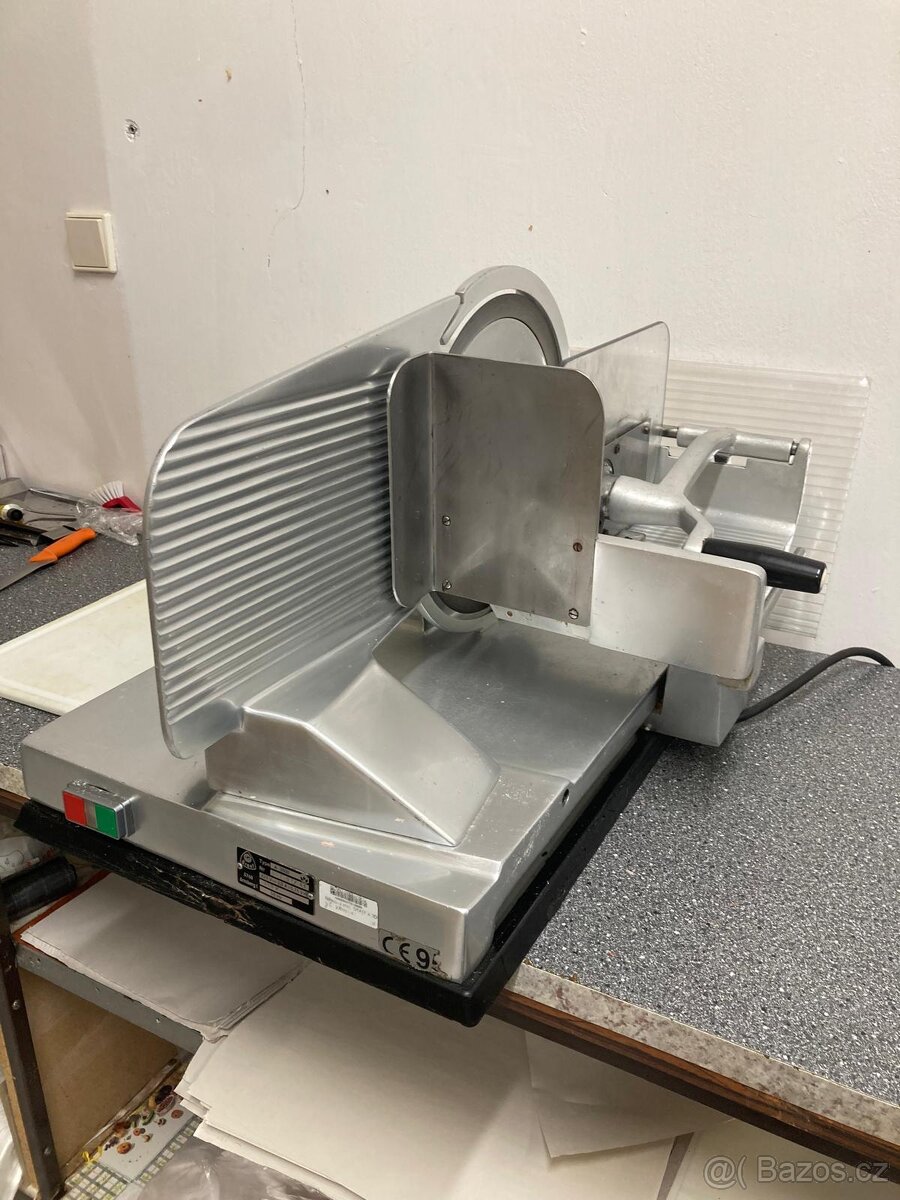 Nářezák, lednice, chladící pult, pokladna, mrazák, pokladna