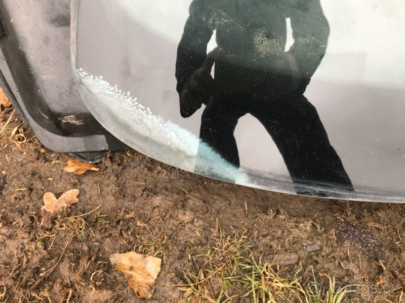 Audi A8 D2 celni okno