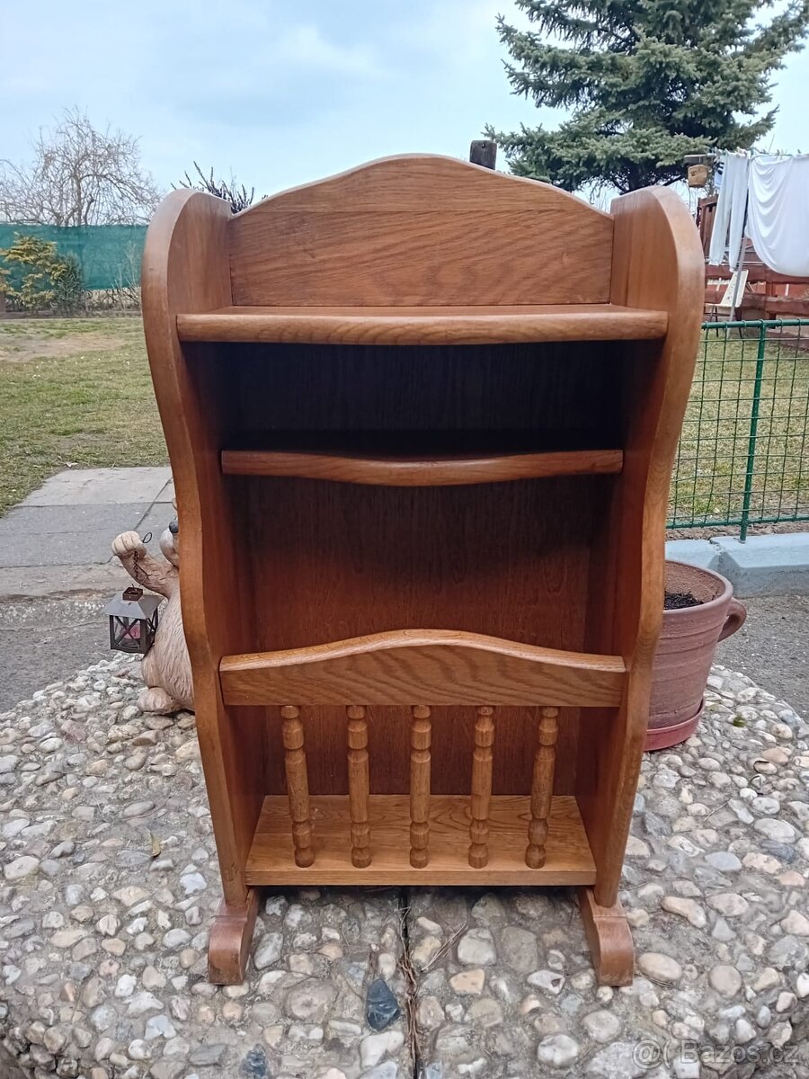Dřevěný stojan na časopisy