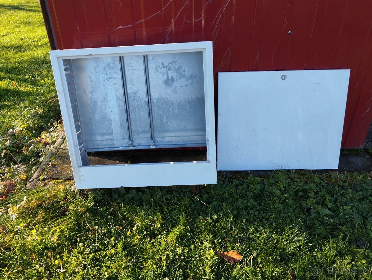 Skříň na rozdělovač pro podlahové topení se zámkem, podomítk