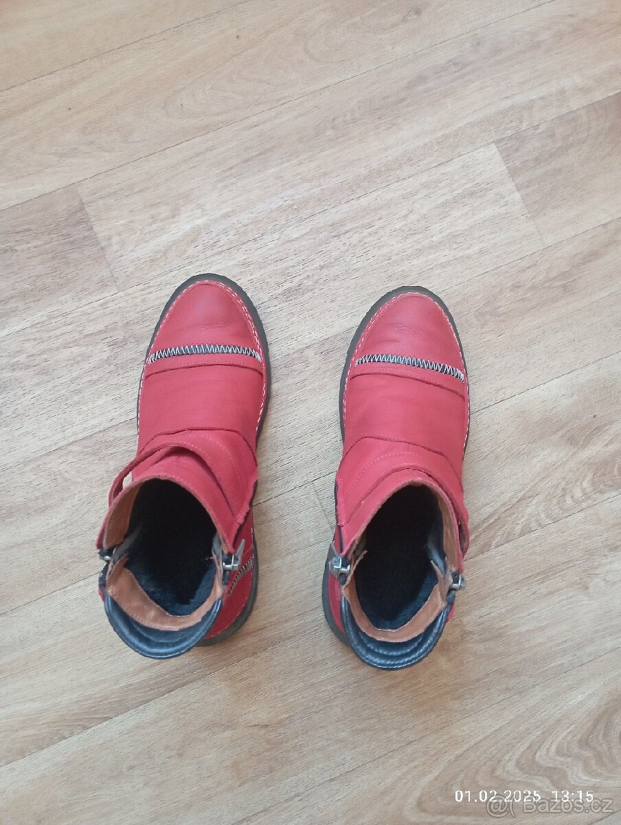 Prodám kvalitní dámskou obuv zateplenou.