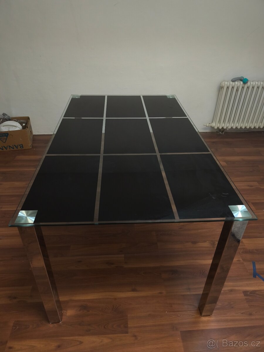 Jídelní skleněný stůl