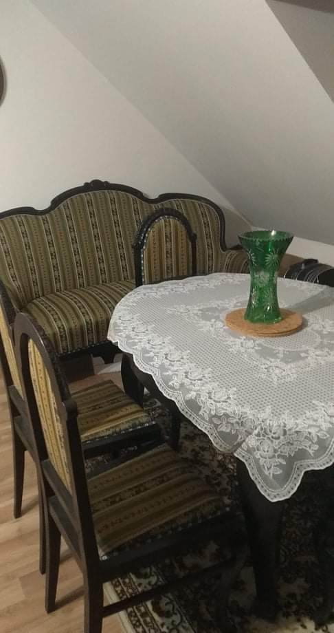 Starožitná jídelní sestava.