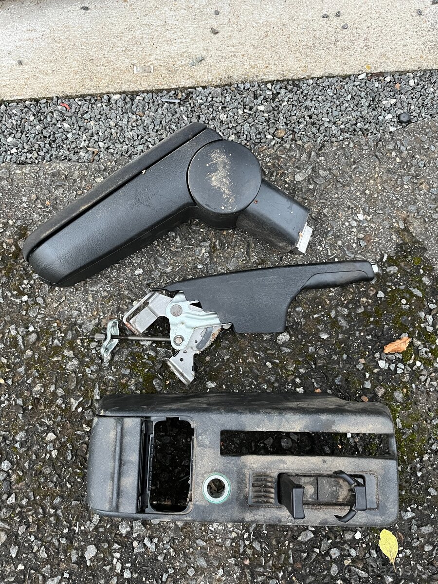 Středový panel octavia 1, loketka nápojáky, brzda