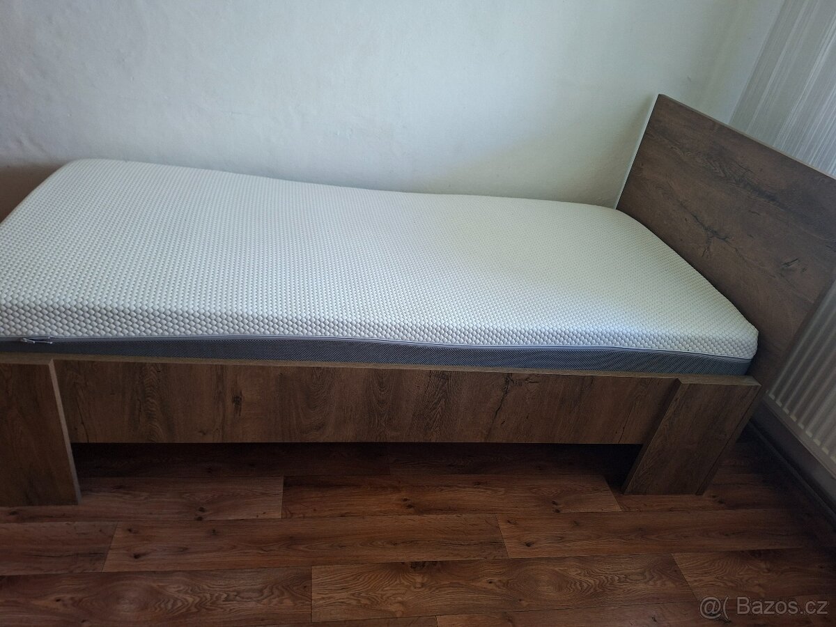 Krásná dřevěná postel jednolůžko
