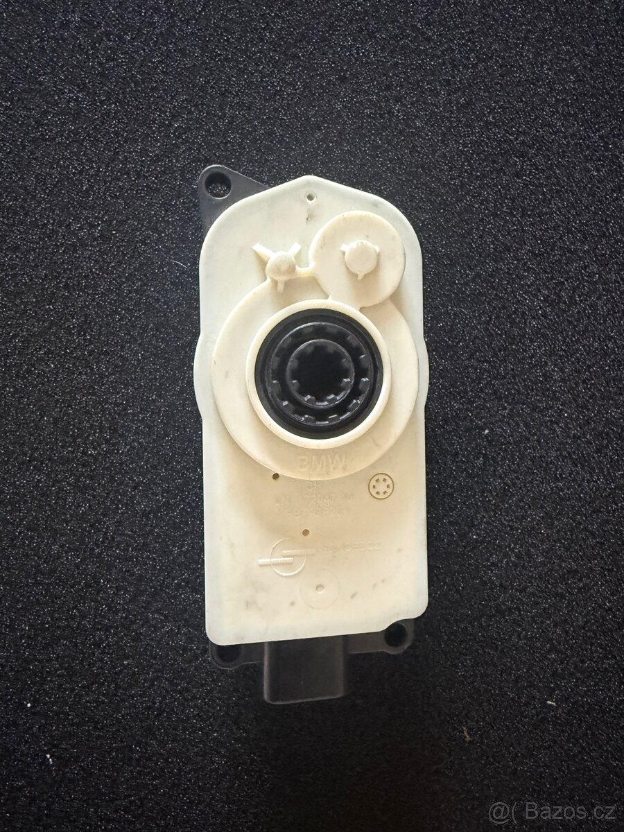 Servomotor ovládání klapek