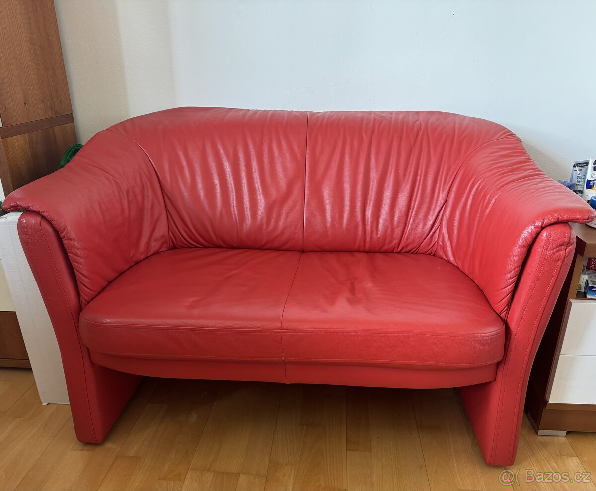 červený gauč