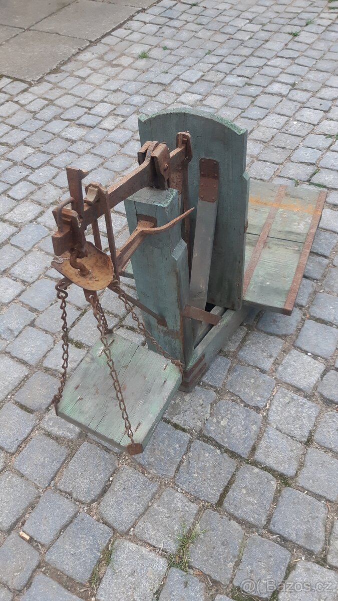 Váha decimálka.