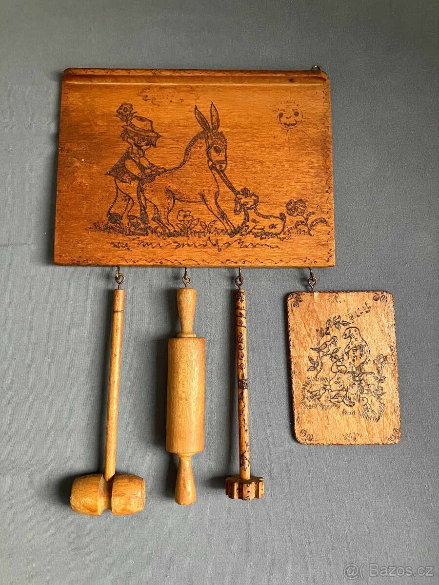 Dřevěný retro věšák s mini kuchyňskými pomůckami - hand made