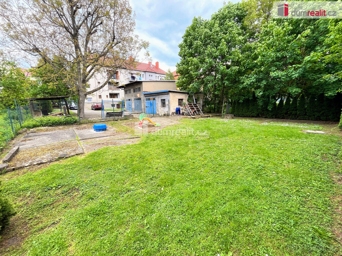 Prodej tří garáží a stavebního pozemku o výměře 857 m² v Uhe