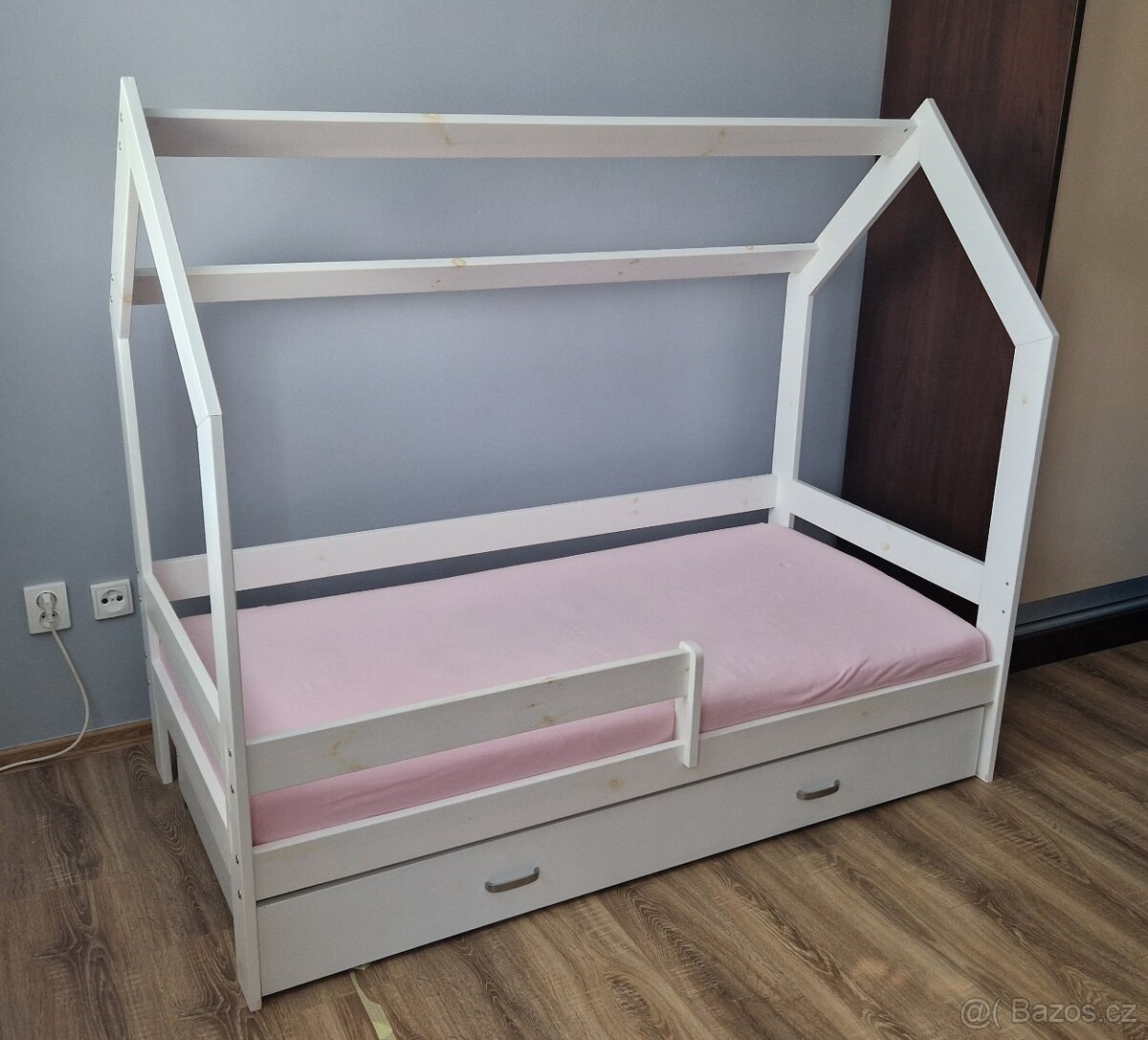 Postel domeček vč. roštu, matrace, šuplíku