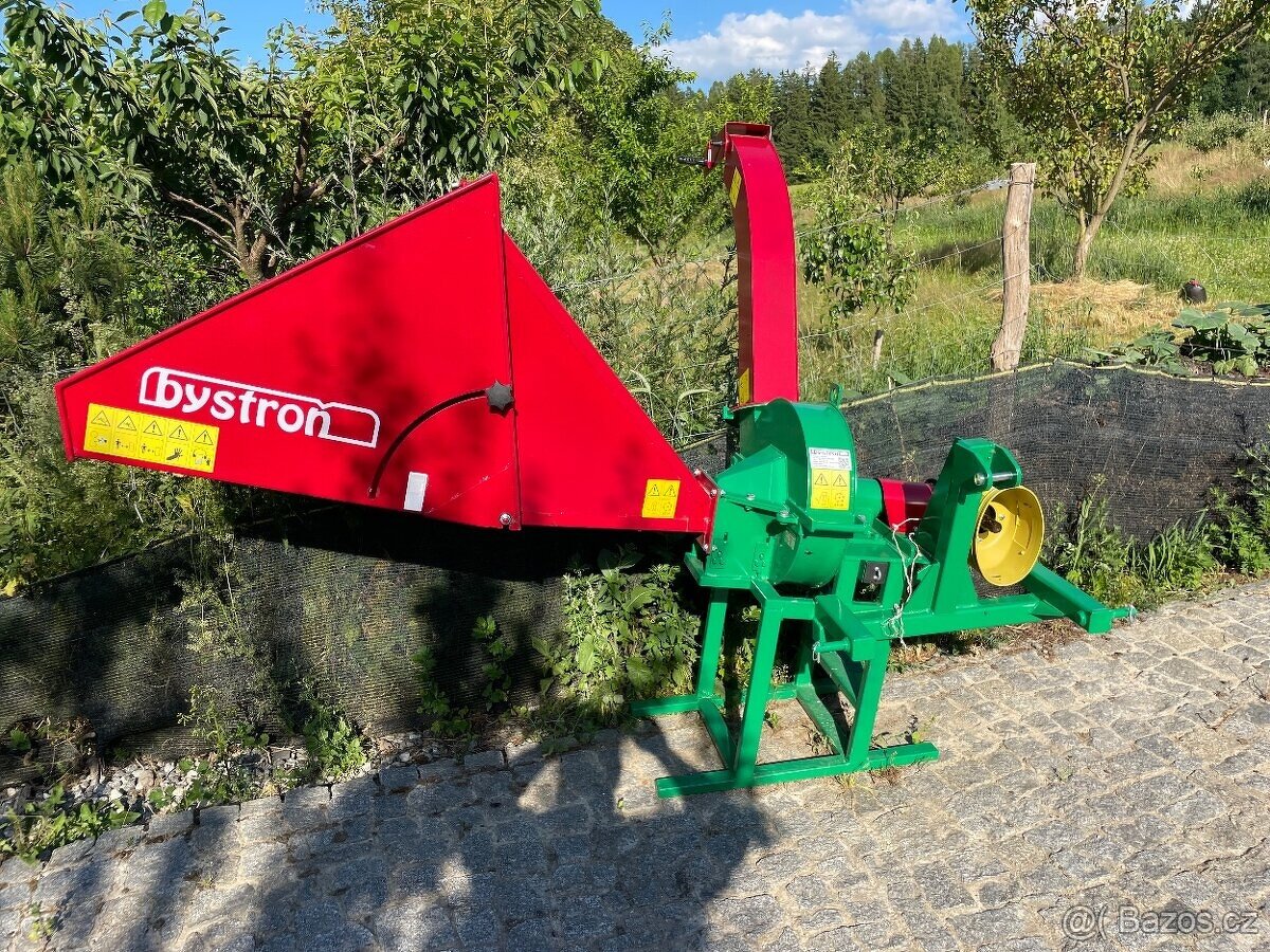 PRODÁM NOVÝ ČESKÝ ŠTĚPKOVAČ BYSTROŇ PIRANA ZA MALOTRAKTOR.