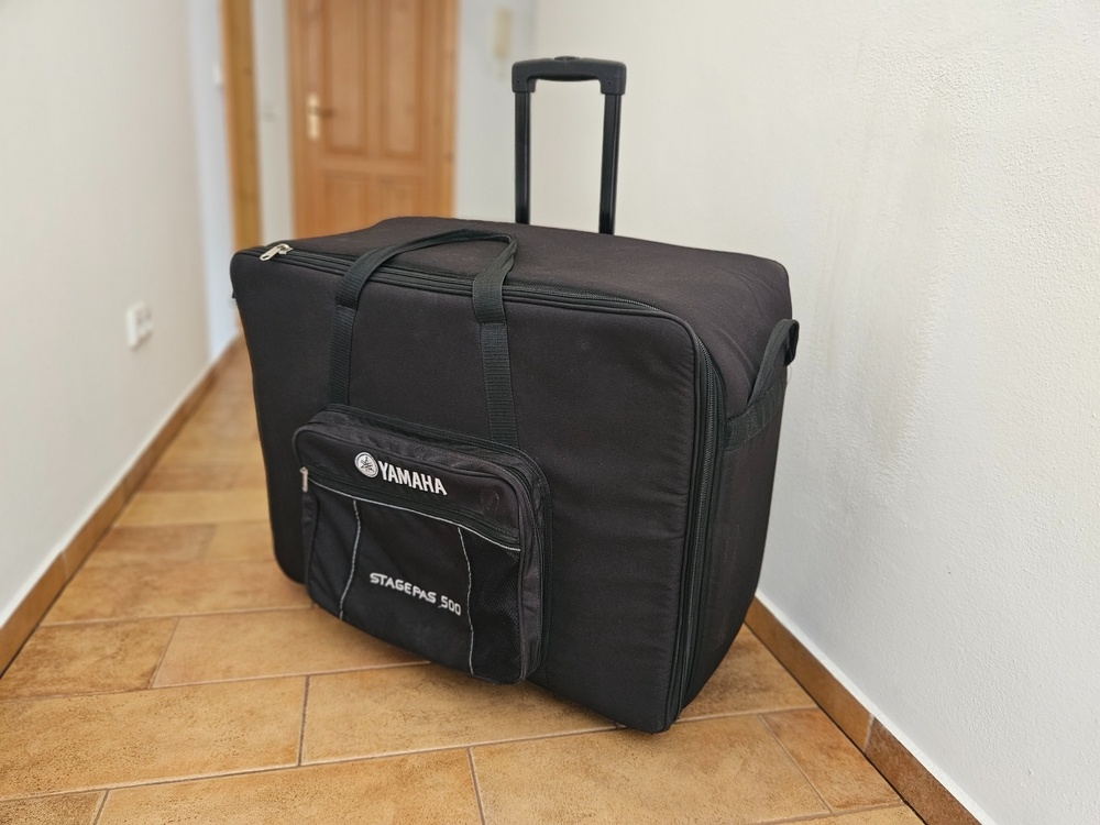 Přepravní obal s kolečky na Yamaha Stagepas 500