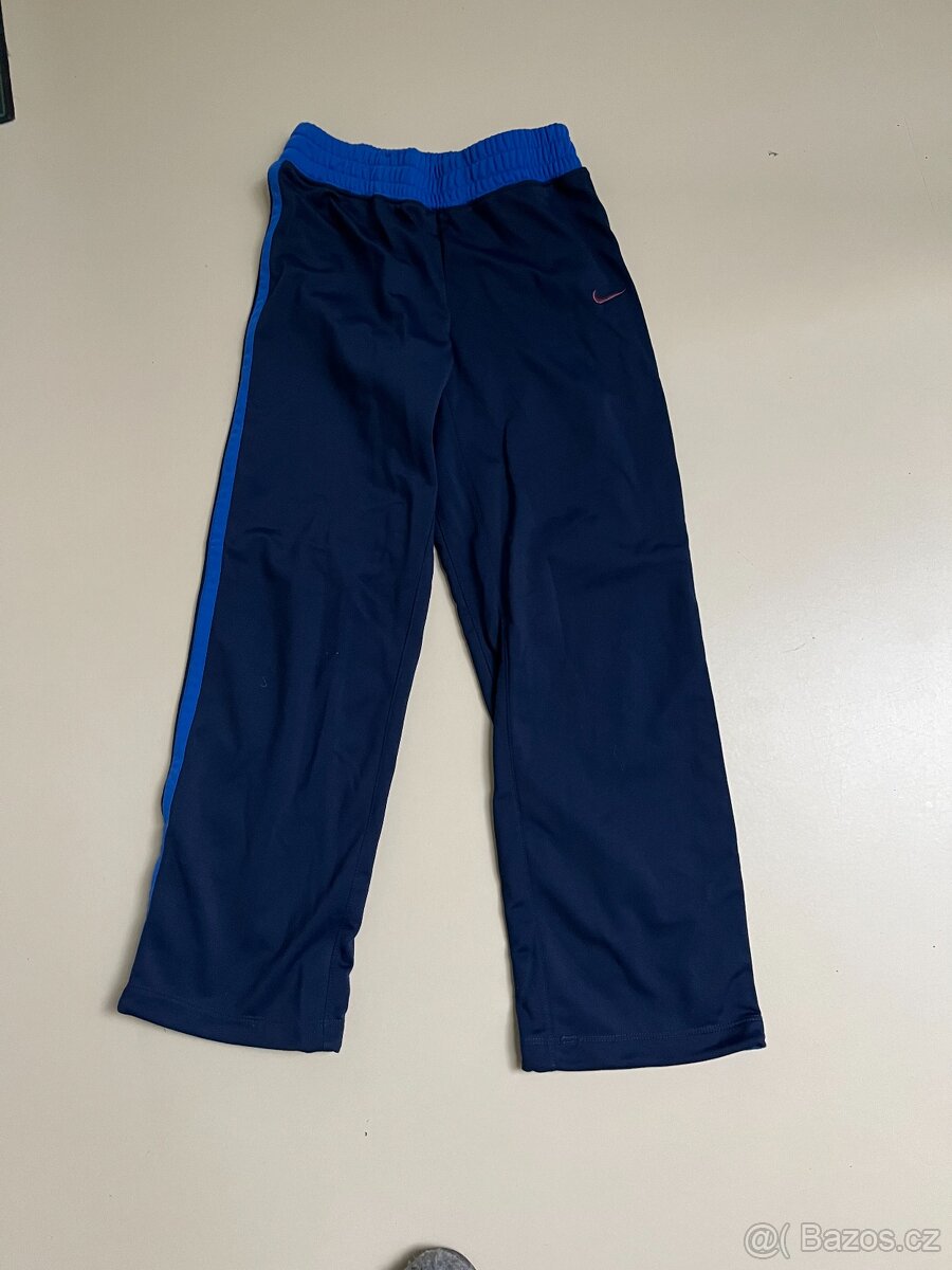 Prodám pěkné tepláky nike ve vel. 135-146,