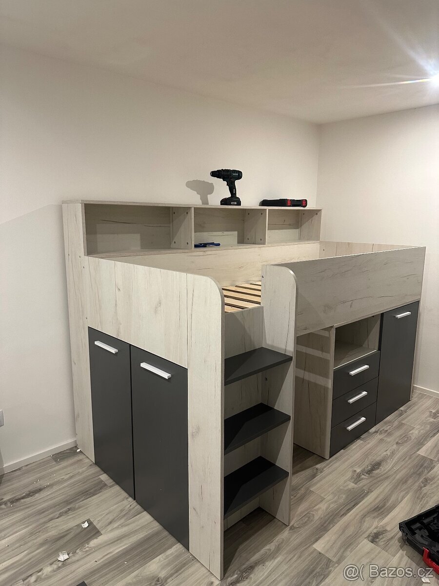 Postel vysoká se stolem a úložným prostorem