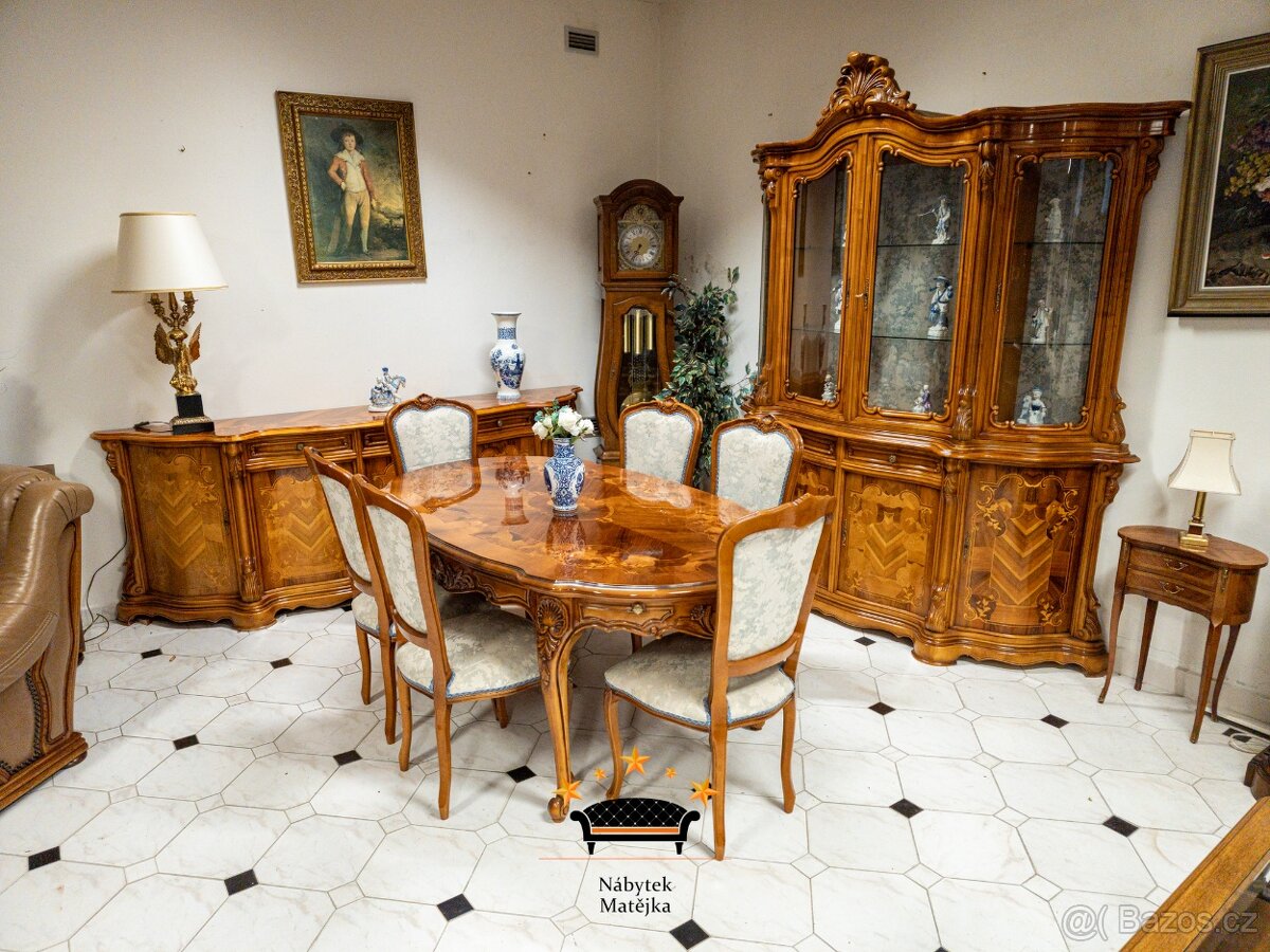 Luxusní barokní jídelní set – stůl + 6 židlí + velká vitrína