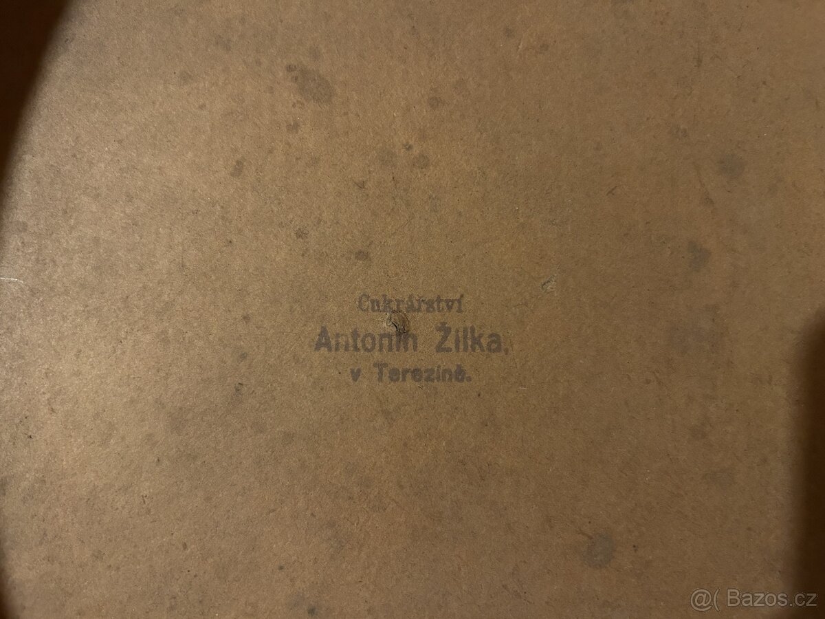 Bytelná krabice na dort s víkem z Terezína