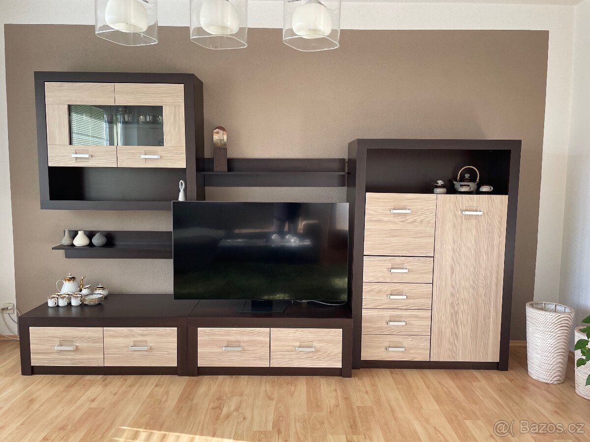 Pěkná obývací stěna