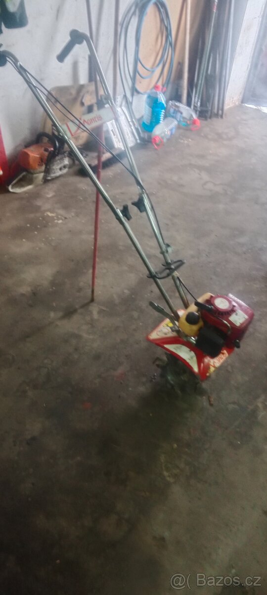 Malý šikovný kultivátor.