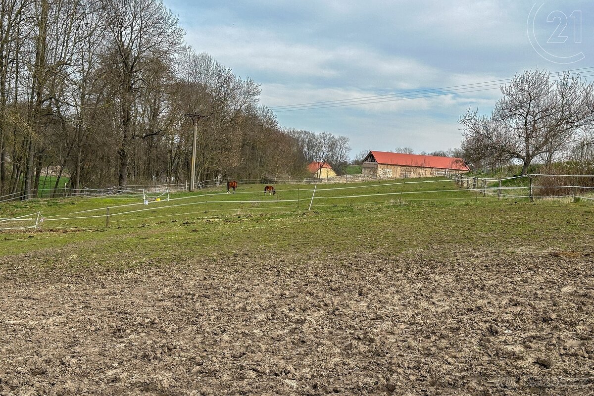 Prodej stavebních pozemků 14 942m2 se zemědělskými stavbami