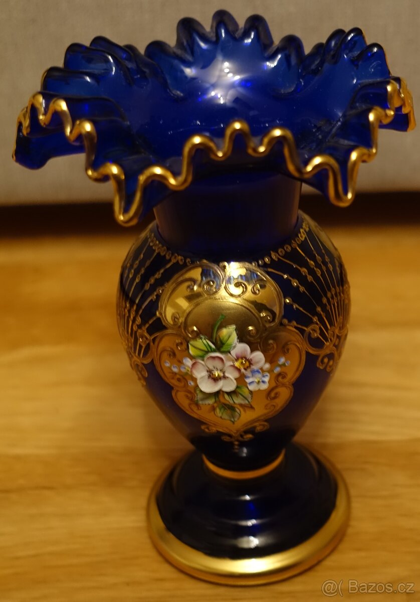 Luxusní kobaltová váza – ručně malovaná zlacená Bohemia Glas