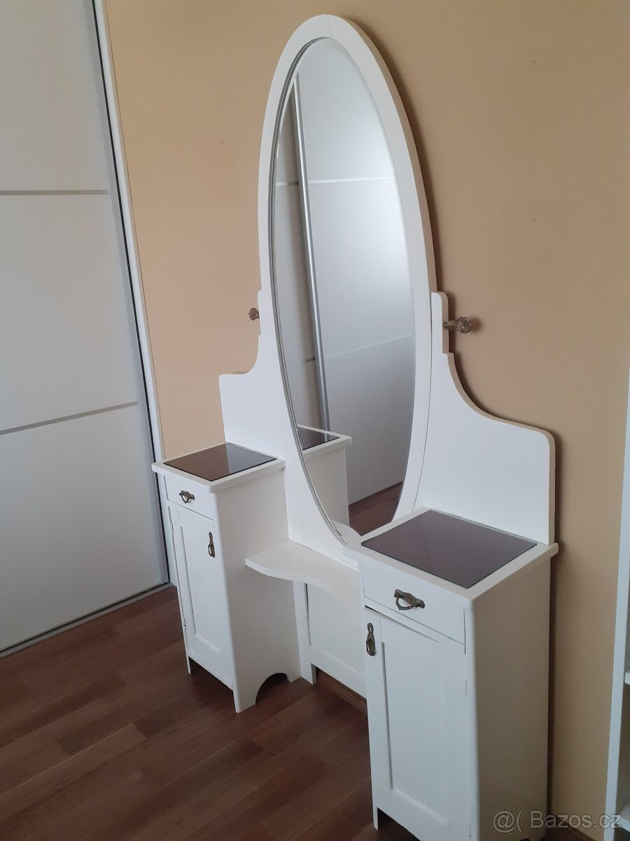 Toaletní stolek se zrcadlem