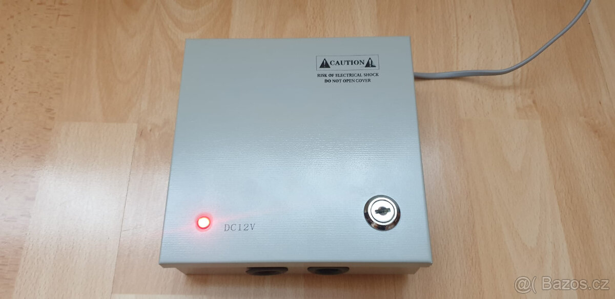 4 kanálový CCTV napájecí zdroj ve skřínce /12V 5A