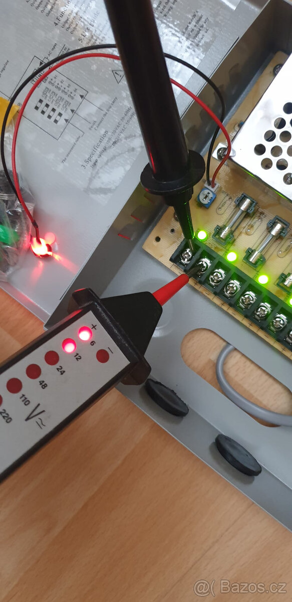 4 kanálový CCTV napájecí zdroj ve skřínce /12V 5A